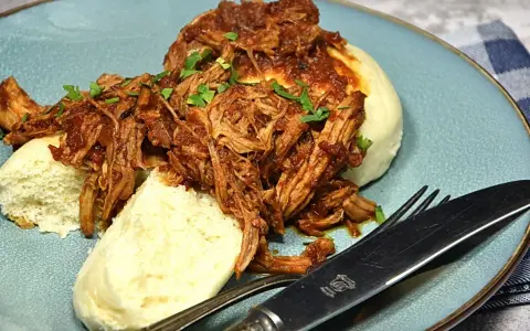Pulled pork z piekarnika: Jak zrobić idealnie soczyste?