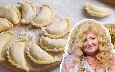 Surowe pierogi na desce, obok Magda Gessler. Idealne ciasto na pierogi według jej przepisu.