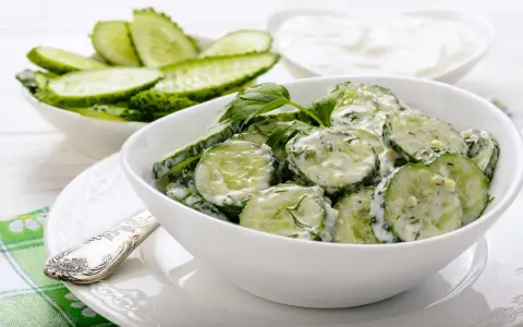 Mizeria z ogórków w sosie śmietanowym, idealna na lekki posiłek. Niskie mizeria kcal.