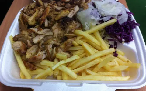 Gyros czy Kebab? Rozwiej wątpliwości! Różnice w mięsie i sosach