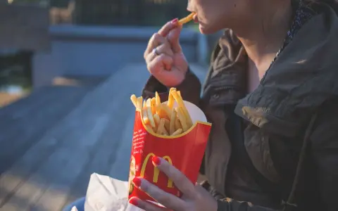Frytki: pieczone vs. smażone ile kalorii? Porównanie i triki