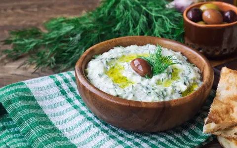Tzatziki do gyrosa: Autentyczny przepis, który pokocha Twoje podniebienie