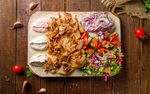 Shoarma a kebab: czy wiesz, co naprawdę jesz? Kluczowe różnice!