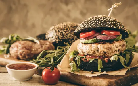 Jak uniknąć kurczenia burgerów? Sekrety soczystych kotletów