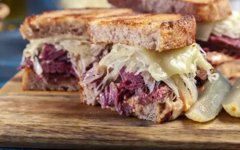 Pastrami: Co to jest, z jakiego mięsa i jak powstaje? Pełny przewodnik