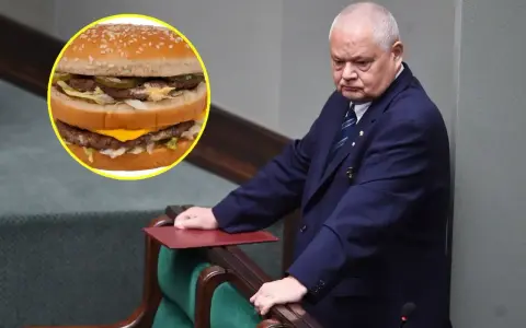 Polityk w garniturze pochyla się nad mównicą, obok widoczny Big Mac. Zastanawia się nad big mac cena?
