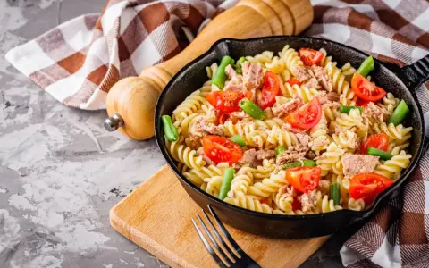 Obiad z niczego: makaron fusilli z tuńczykiem, pomidorkami i fasolką szparagową w patelni.