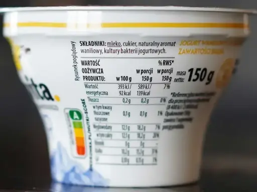 Jogurt skyr waniliowy. Porcja 150g ma 139 kcal. Idealny na szybką przekąskę.