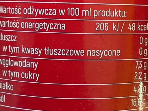Etykieta z informacją o wartościach odżywczych sosu sojowego: 48 kcal w 100 ml. Zawiera węglowodany, białko i sól.