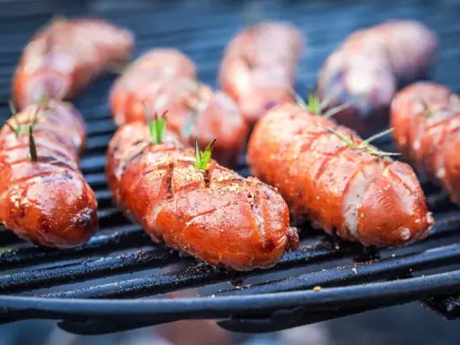 Naciąć czy nie? Kiełbasa na grillu zawsze soczysta i bez pęknięć