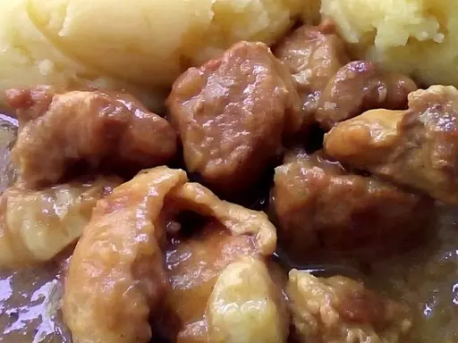 Pyszny gulasz w sosie własnym, podany z purée ziemniaczanym. Miękkie kawałki mięsa w aromatycznym sosie.
