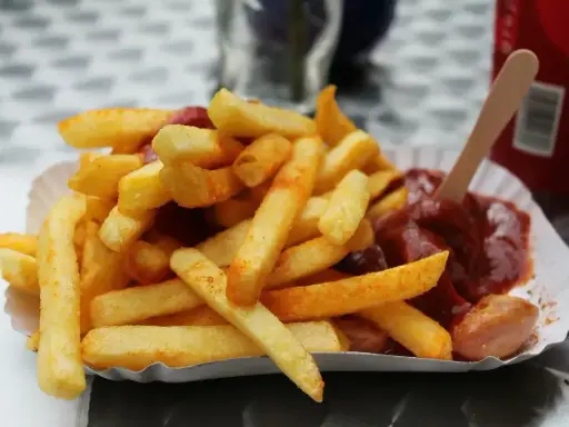 Chrupiące frytki z sosem i kiełbaską, jakby prosto z ulicznego stoiska w Wietnamie.