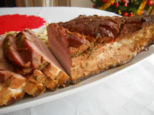 Pyszny boczek pieczony w rękawie, soczysty i aromatyczny, idealny na świąteczny stół.