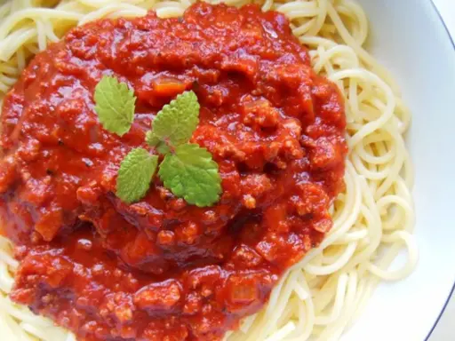 Jak zrobić spaghetti z mięsem mielonym i sosem w prosty sposób