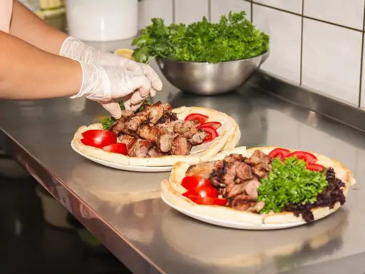 Kebab na talerzu: Jaka gramatura mięsa jest uczciwa? Sprawdź!
