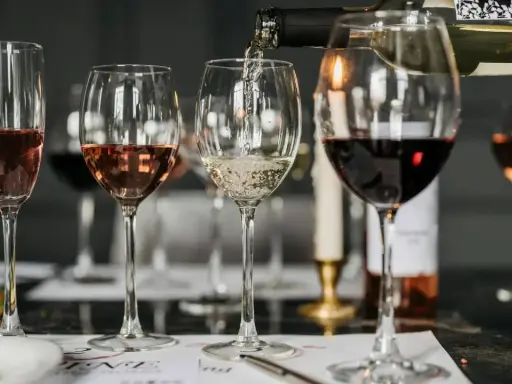 Degustacja win: różowe, białe i czerwone. Zastanawiasz się, ile kalorii ma wino?