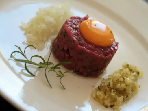 Tatar w burgerowni: Czy jest bezpieczny? Sprawdź, zanim zjesz!