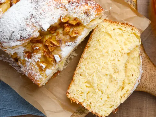 Puszyste i wilgotne ciasto drożdżowe z jabłkami, posypane cukrem pudrem. Idealne na niedzielne popołudnie.