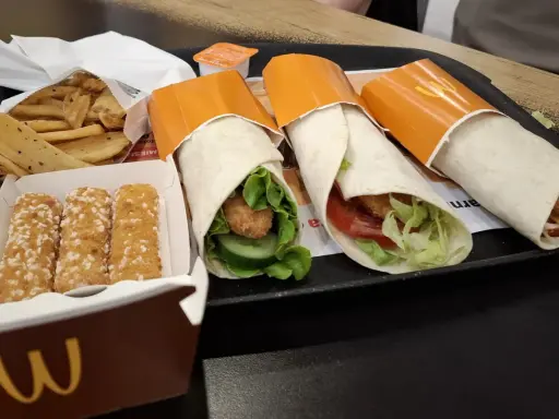 Trzy wrapy z kurczakiem, frytki i nuggetsy. Zastanawiasz się, ile kosztuje wrap w Mc?