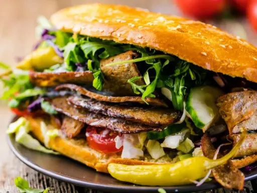 Ile kalorii ma kebab z frytkami? Sprawdź, co naprawdę jesz