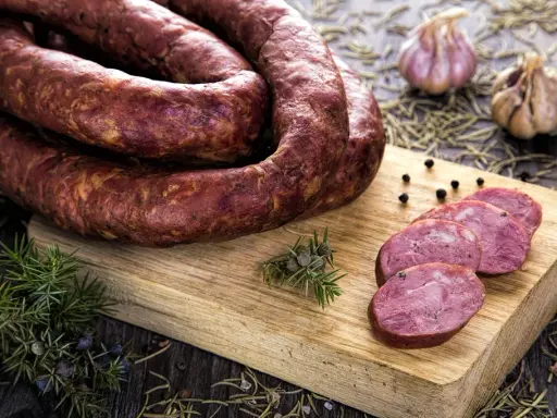 Kiełbasa z jelenia: co musisz wiedzieć o składzie i smakach
