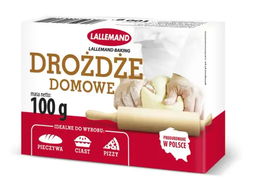 Opakowanie drożdży domowych Lallemand. Dłonie zagniatają ciasto, obok wałek. Idealne do pieczywa, ciast i pizzy. Porównanie drożdży suchych a świeżych.