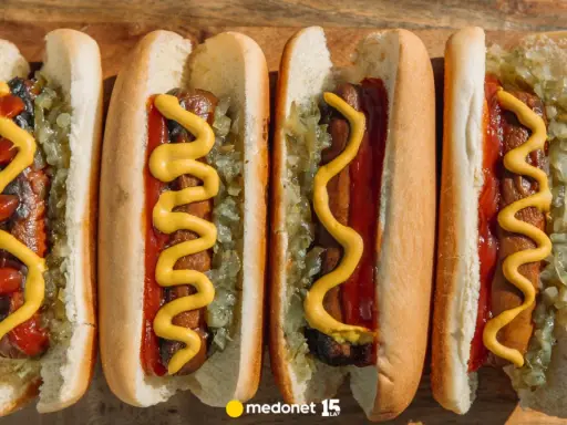 Hot dog ze stacji: Skład parówek premium. Czy wiesz, co jesz?