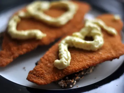 Idealny sos remulada? Zrób go sam! Przepis do ryb i hot dogów