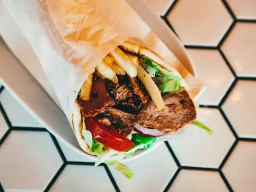 Sos mieszany w kebabie na cienkim cieście: Ile kalorii ukrywa?