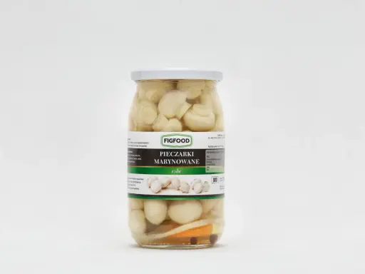 Słoik z marynowanymi pieczarkami marki Figfood, z widocznymi kawałkami warzyw na dnie.