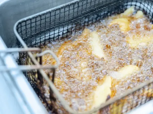 Jak sprawdzić temperaturę oleju bez termometru? 4 domowe triki!