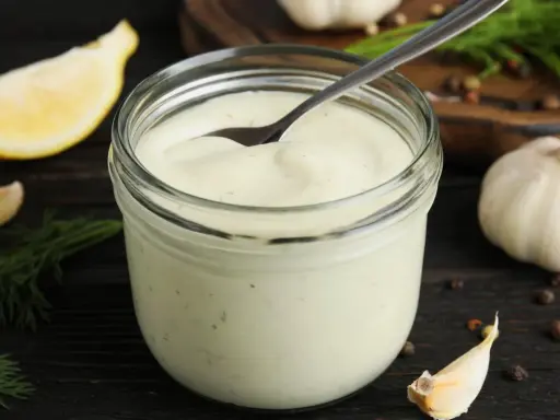 Aioli bez jajek: Jak zrobić kremowy sos czosnkowy krok po kroku?