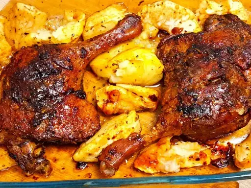 Chrupiące udko z kaczki pieczone z ziemniakami, skąpane w aromatycznym sosie.