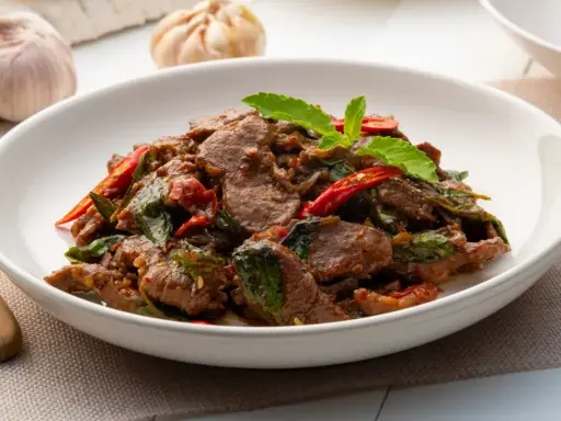 Aksamitne kawałki wołowiny z bazylią i papryczką chili, aromatyczne wołowina po tajsku.