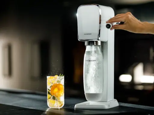 Woda gazowana z cytrusem i rozmarynem, przygotowana na SodaStream. Czy woda ma kalorie? Ta orzeźwiająca opcja z pewnością nie!