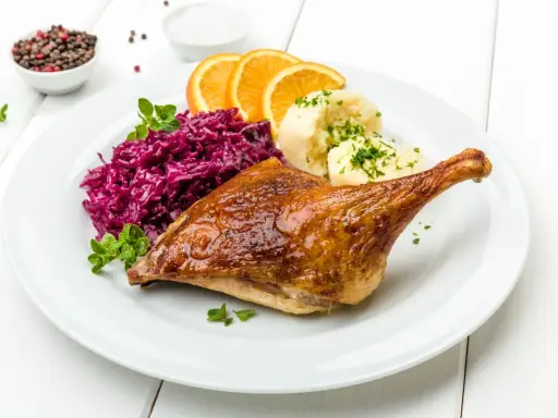 Pieczona kaczka z purée ziemniaczanym, czerwoną kapustą i pomarańczą. Idealna marynata do kaczki sprawia, że mięso jest soczyste i aromatyczne.