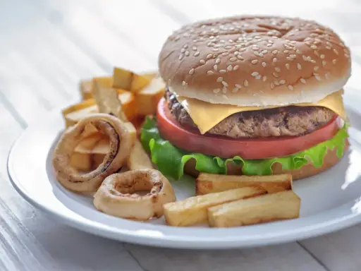 Dlaczego fast food jest słony? Smak, biznes i Twoje zdrowie.