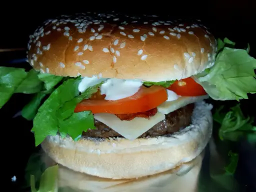 Sos serowy cheddar do burgerów: przepis, który odmieni Twoje danie!