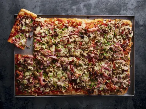Domowa pizza na blachę z szynką, pieczarkami i oliwkami. Idealna na rodzinne spotkanie, łatwy przepis.