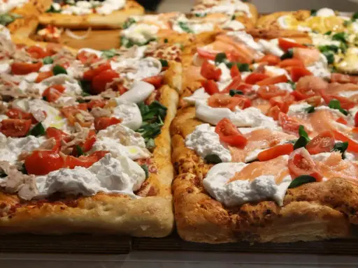 Pyszny spod do pizzy z burratą, pomidorkami i łososiem.