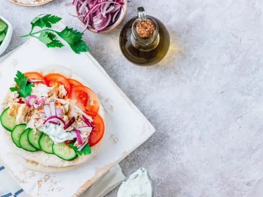 Sekret idealnej sałatki gyros: Kolejność warstw to klucz!