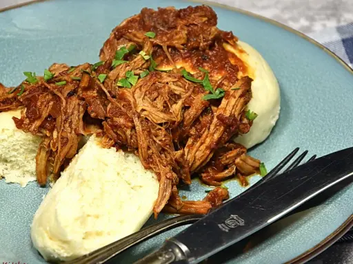 Pulled pork z piekarnika: Jak zrobić idealnie soczyste?