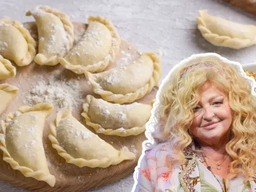 Surowe pierogi na desce, obok Magda Gessler. Idealne ciasto na pierogi według jej przepisu.
