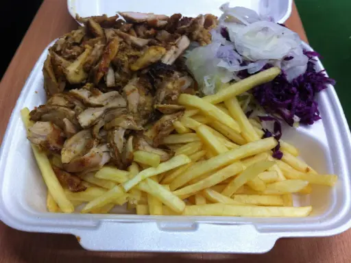 Gyros czy Kebab? Rozwiej wątpliwości! Różnice w mięsie i sosach