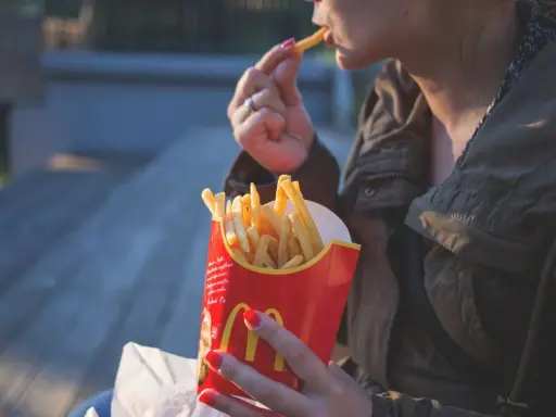 Frytki: pieczone vs. smażone ile kalorii? Porównanie i triki
