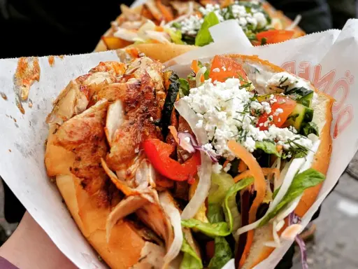 Kebab w cieście: Ile kalorii i jak go odchudzić? Poradnik.