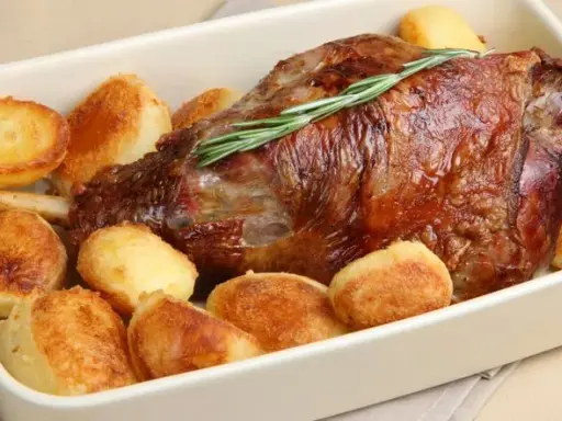 Jak zamarynować udziec jagnięcy, by uzyskać soczyste i aromatyczne mięso