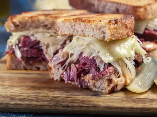 Pastrami: Co to jest, z jakiego mięsa i jak powstaje? Pełny przewodnik