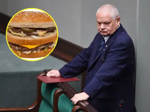 Polityk w garniturze pochyla się nad mównicą, obok widoczny Big Mac. Zastanawia się nad big mac cena?