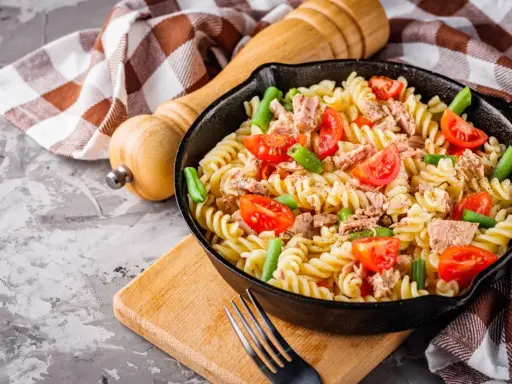 Obiad z niczego: makaron fusilli z tuńczykiem, pomidorkami i fasolką szparagową w patelni.